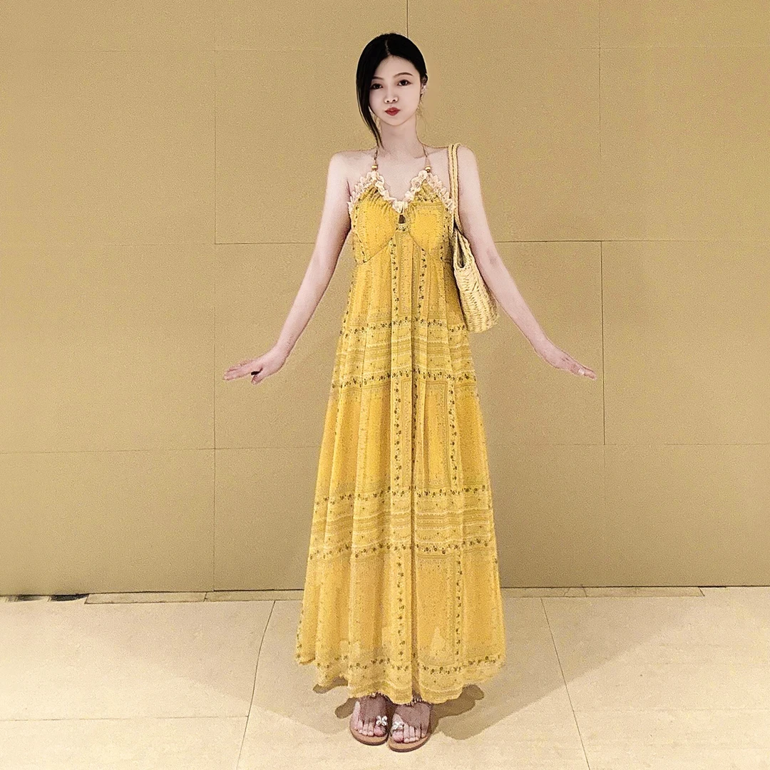 法式黄色海边度假连衣裙子2026新款今年流行爆款挂脖吊带长裙女夏