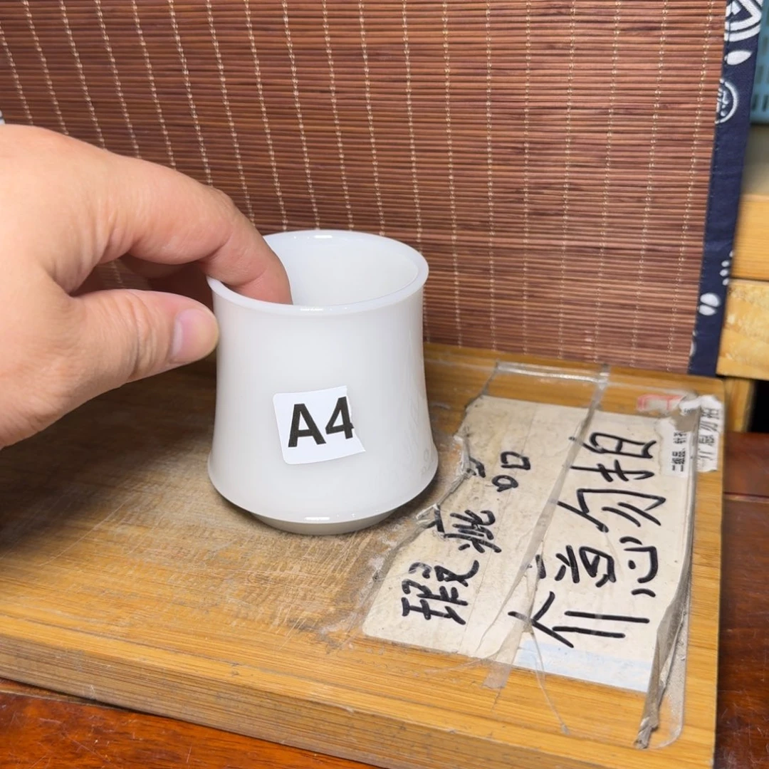 微瑕疵介意勿拍陶瓷器皿M276亮光，略有微瑕疵介意勿拍。