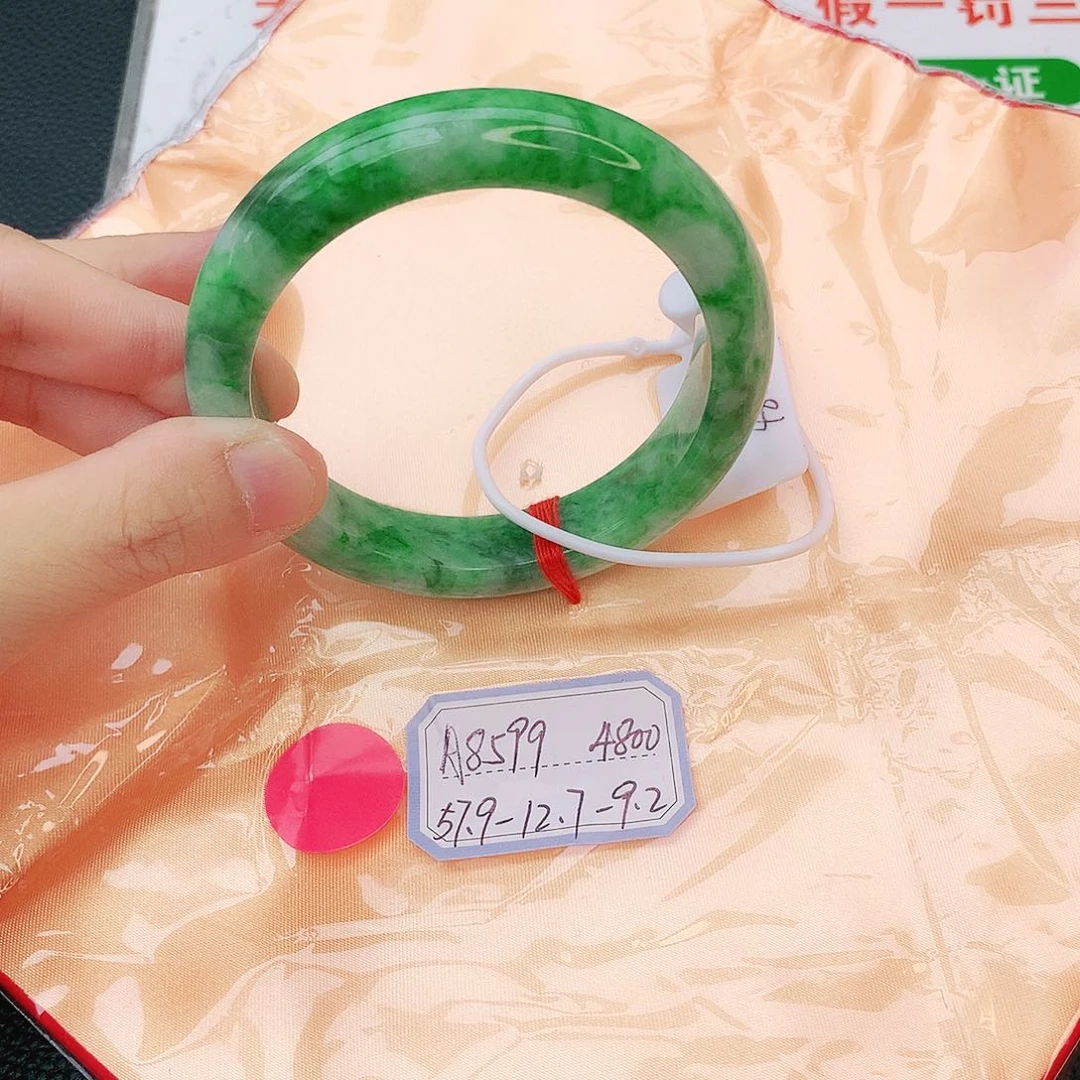 翡翠手镯未镶嵌翡翠
