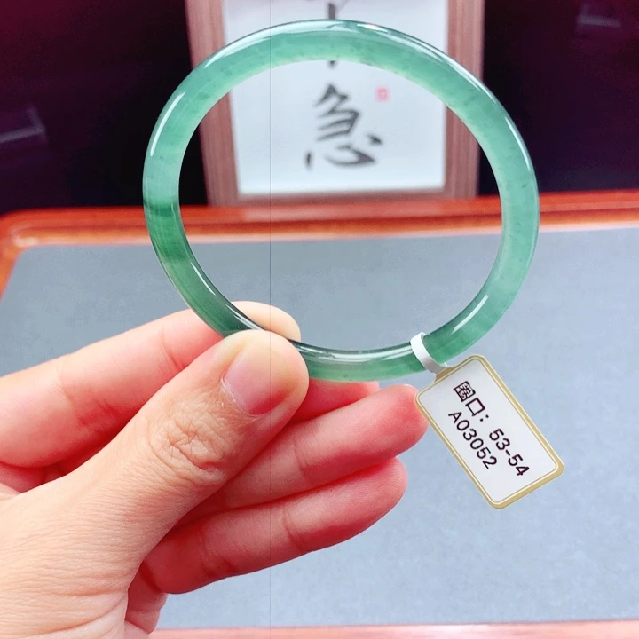 未镶嵌手镯翡翠圆镯