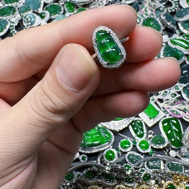 翡翠颈饰未镶嵌天然A货翡翠放漏