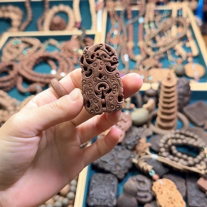 苏和香方龙纹微瑕香牌