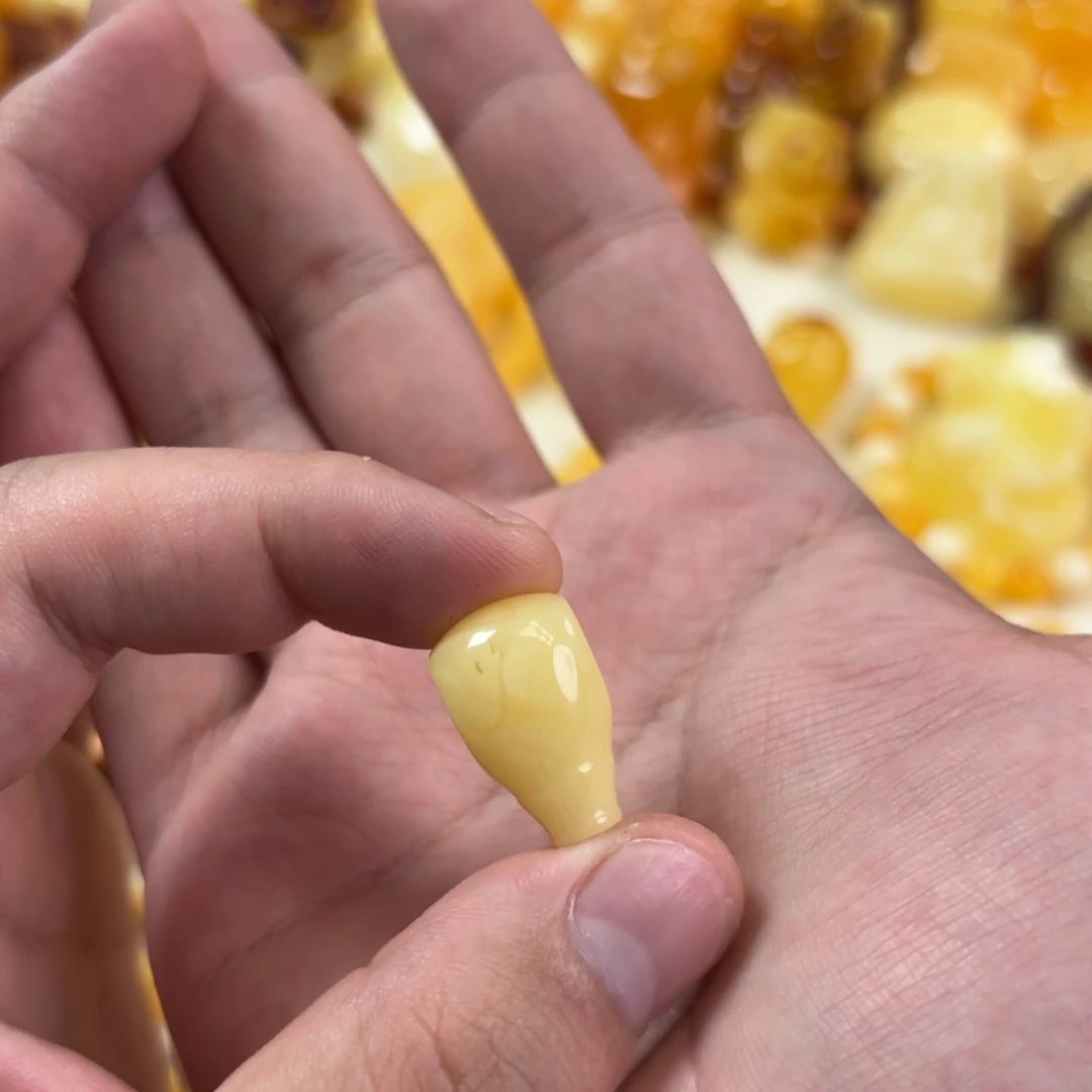 蜜蜡未镶嵌裸石三通