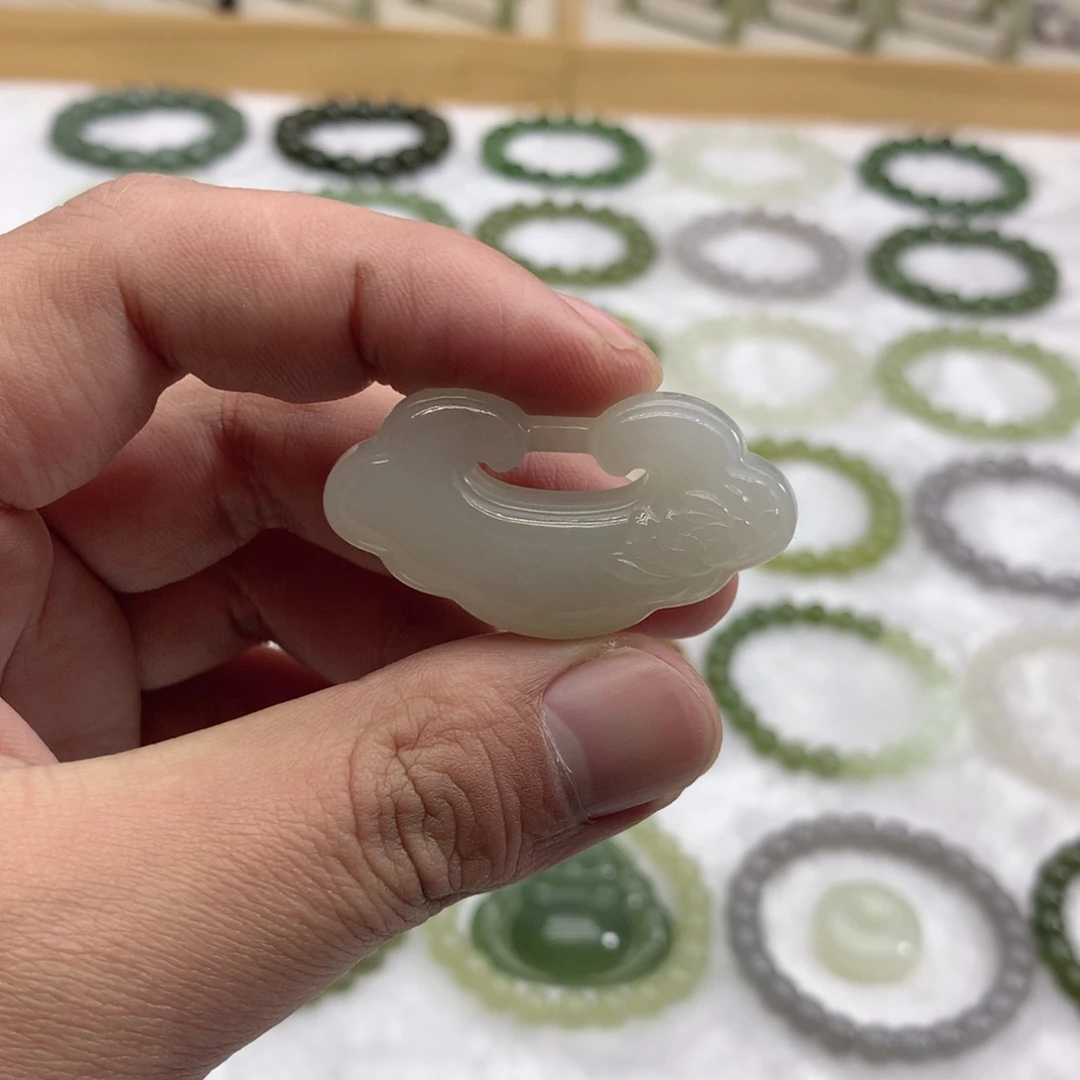 和田玉未镶嵌吊坠(赠链)祥云平安锁