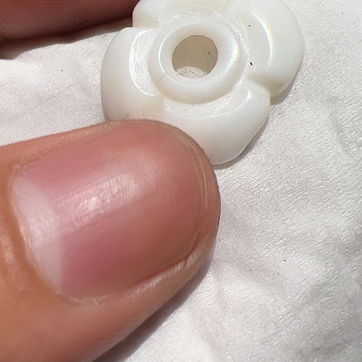 玻璃颈饰在这里的