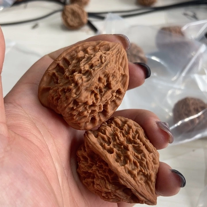 吊坠文玩核桃红狮子瑕疵