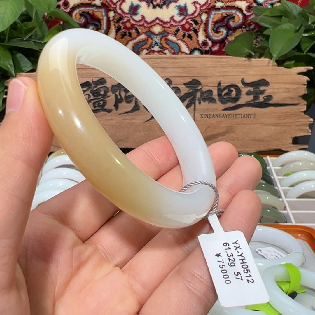 未镶嵌手镯和田玉（糖玉）新疆天然和田玉手镯一抹撒金糖泥鳅背