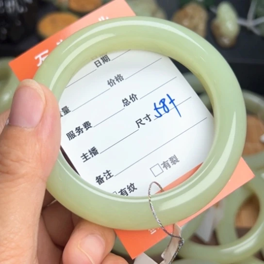 寞***城和田玉手镯未镶嵌