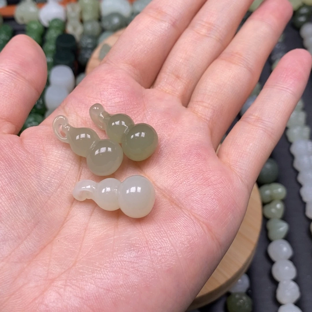 若***圆和田玉未镶嵌颈饰