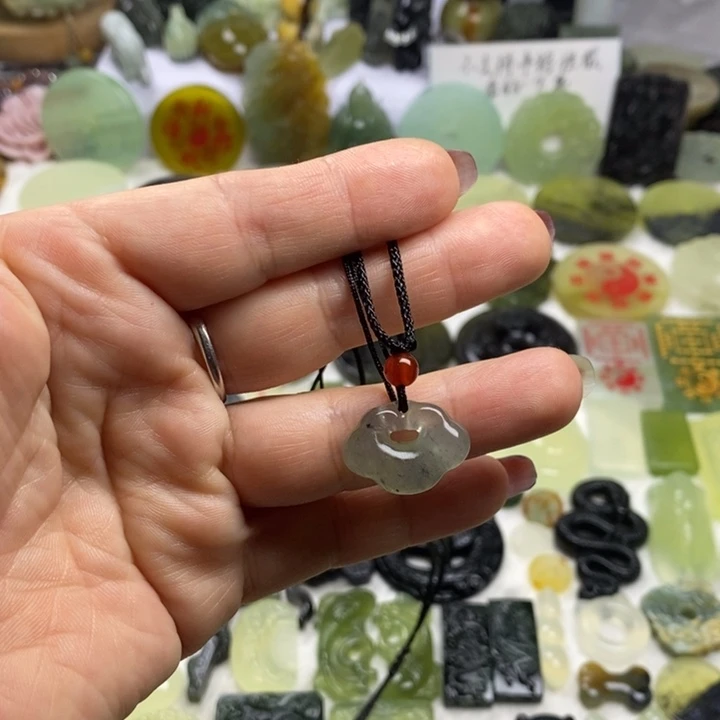 蛇纹石玉颈饰合金