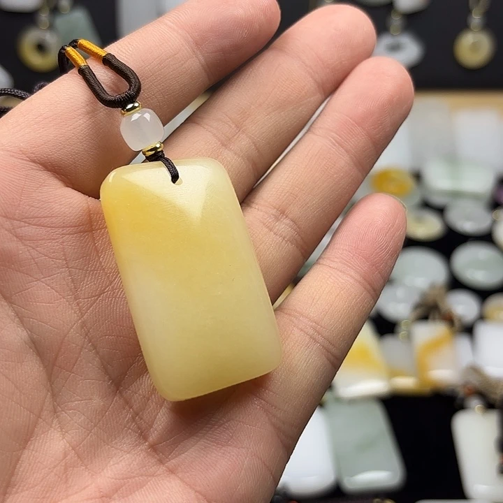石英质玉未镶嵌颈饰下****人