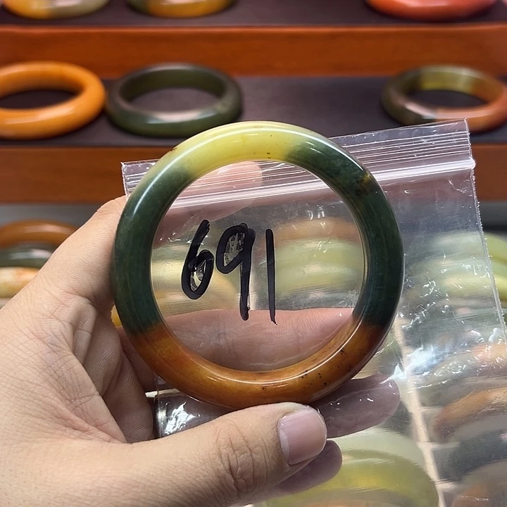 用***洋蛇纹石玉未镶嵌手镯