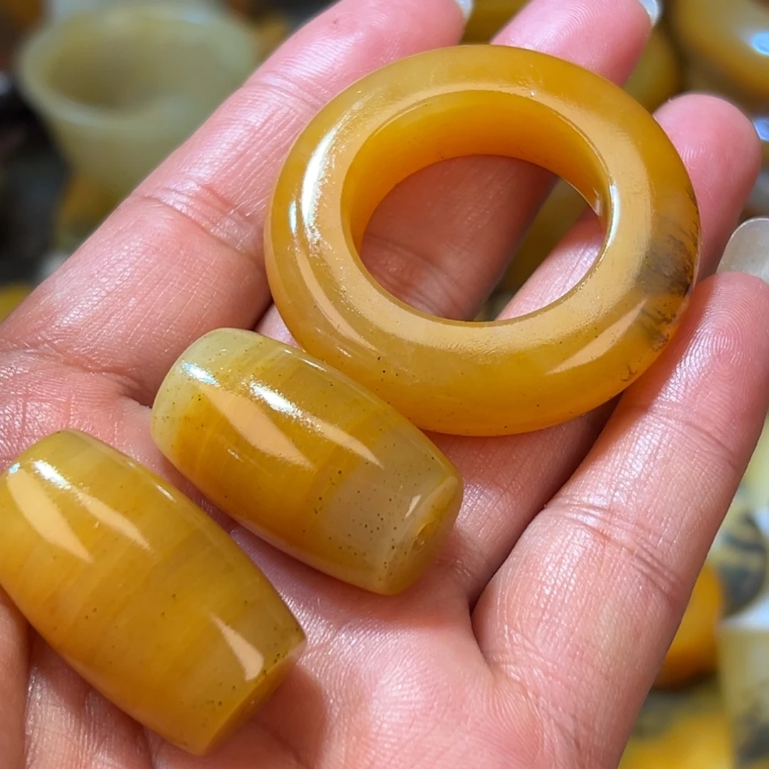 兔***服石英质玉（黄龙玉）合金颈饰