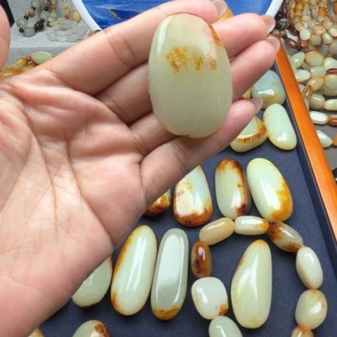 和田玉颈饰未镶嵌