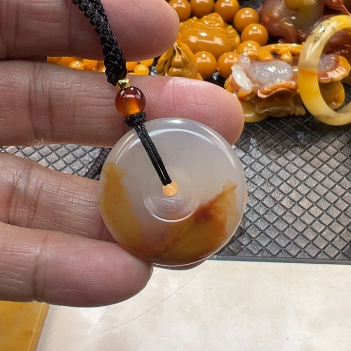石英质玉（黄龙玉）颈饰未镶嵌