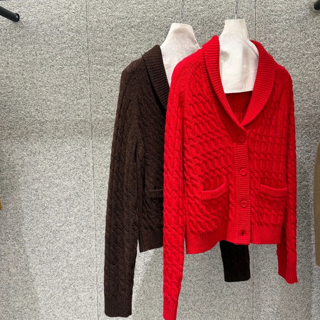 极简风翻领毛衣针织开衫刺绣