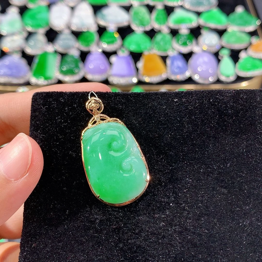 翡翠18K金镶嵌颈饰