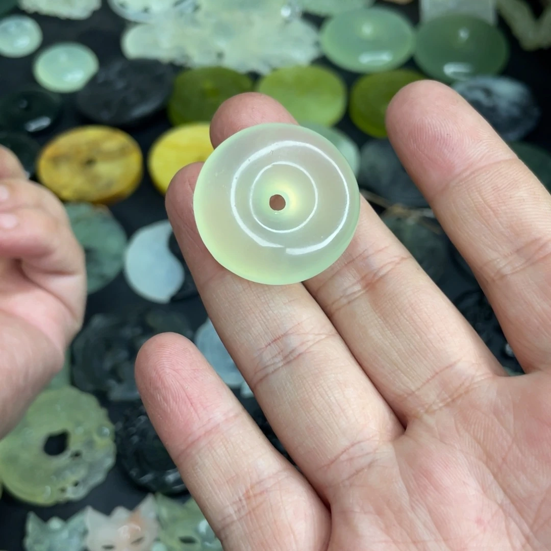 晶***-岫玉未镶嵌颈饰扣子