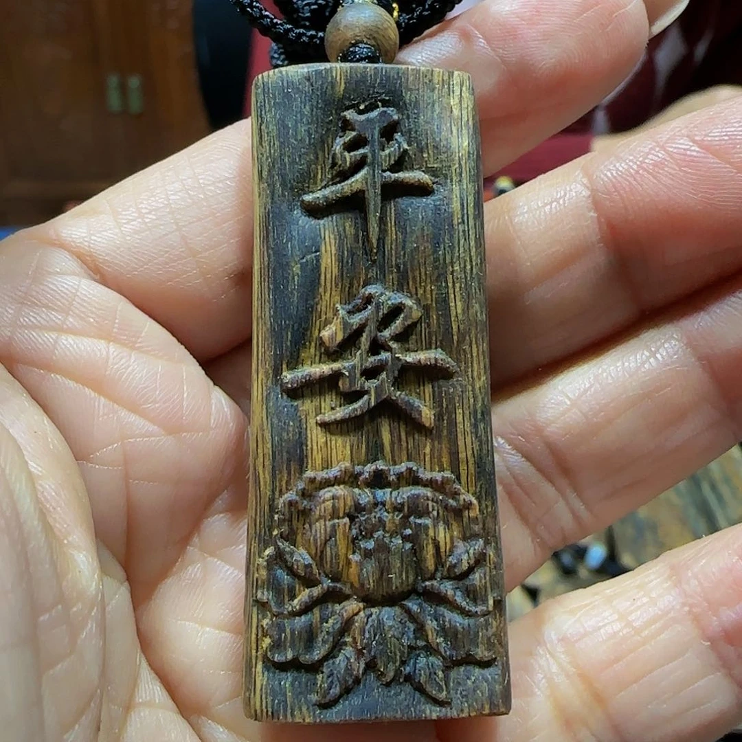 沉香吊坠海南白奇乌身老料雕刻平安带绳7克