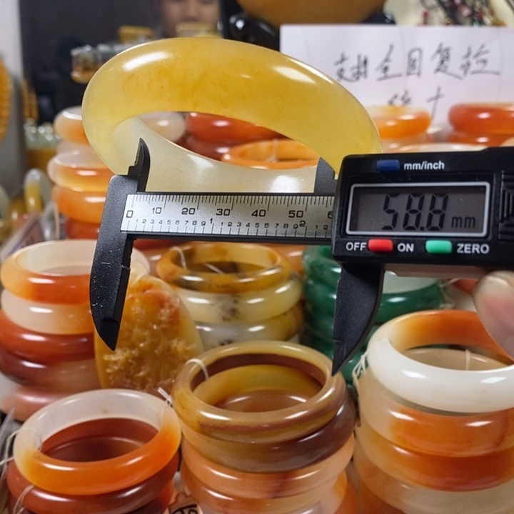 石英质玉（黄龙玉）颈饰合金