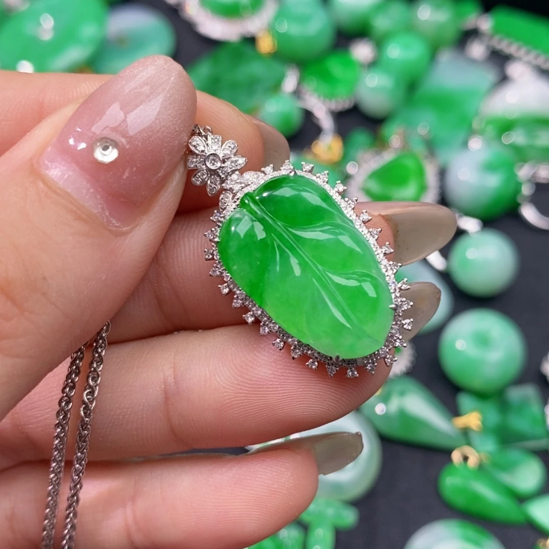 翡翠18K金镶嵌颈饰风**忆翡翠