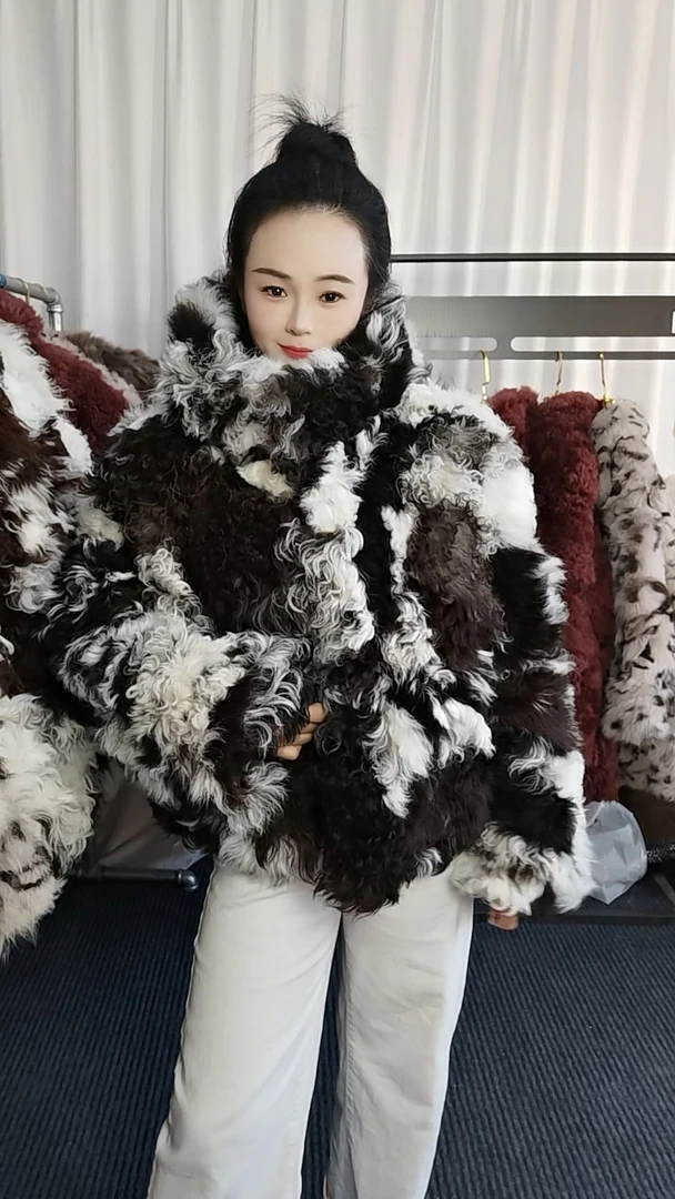 2025爆款皮毛一体55衣长黑白奶牛花