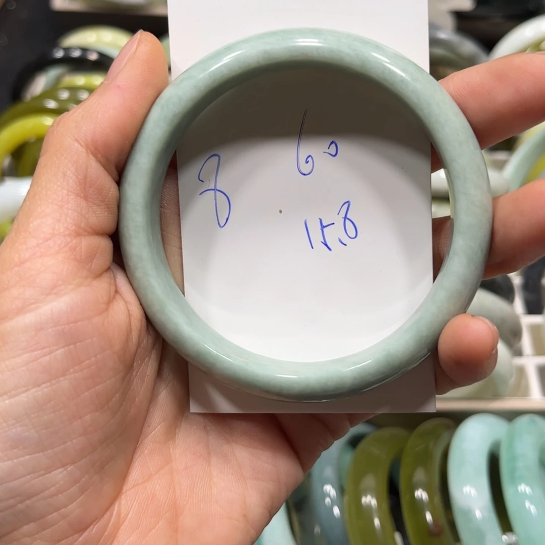 蛇纹石玉手镯未镶嵌楊***?