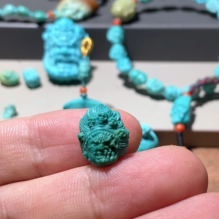 月***半绿松石未镶嵌颈饰