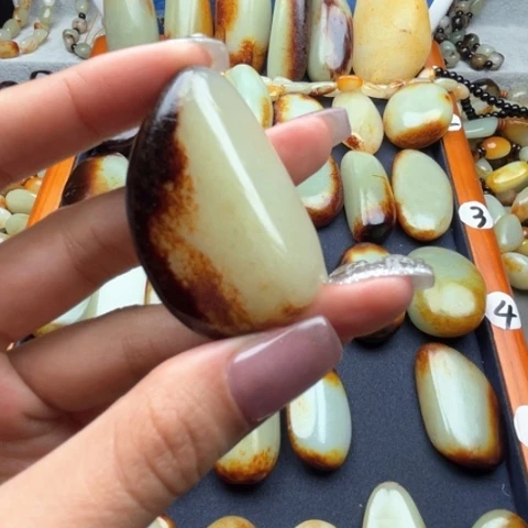 和田玉颈饰未镶嵌贵****烟