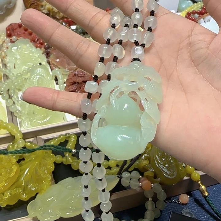 未镶嵌蛇纹石玉吊坠