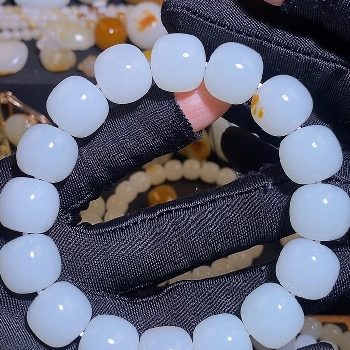 T***l和田玉未镶嵌手链