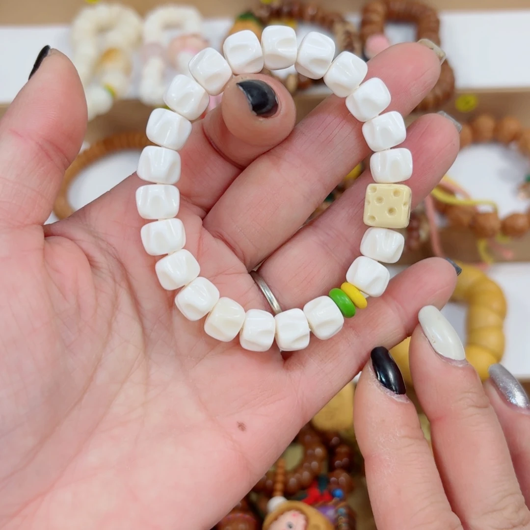 吊坠星月菩提牛骨百香籽10mm金膏