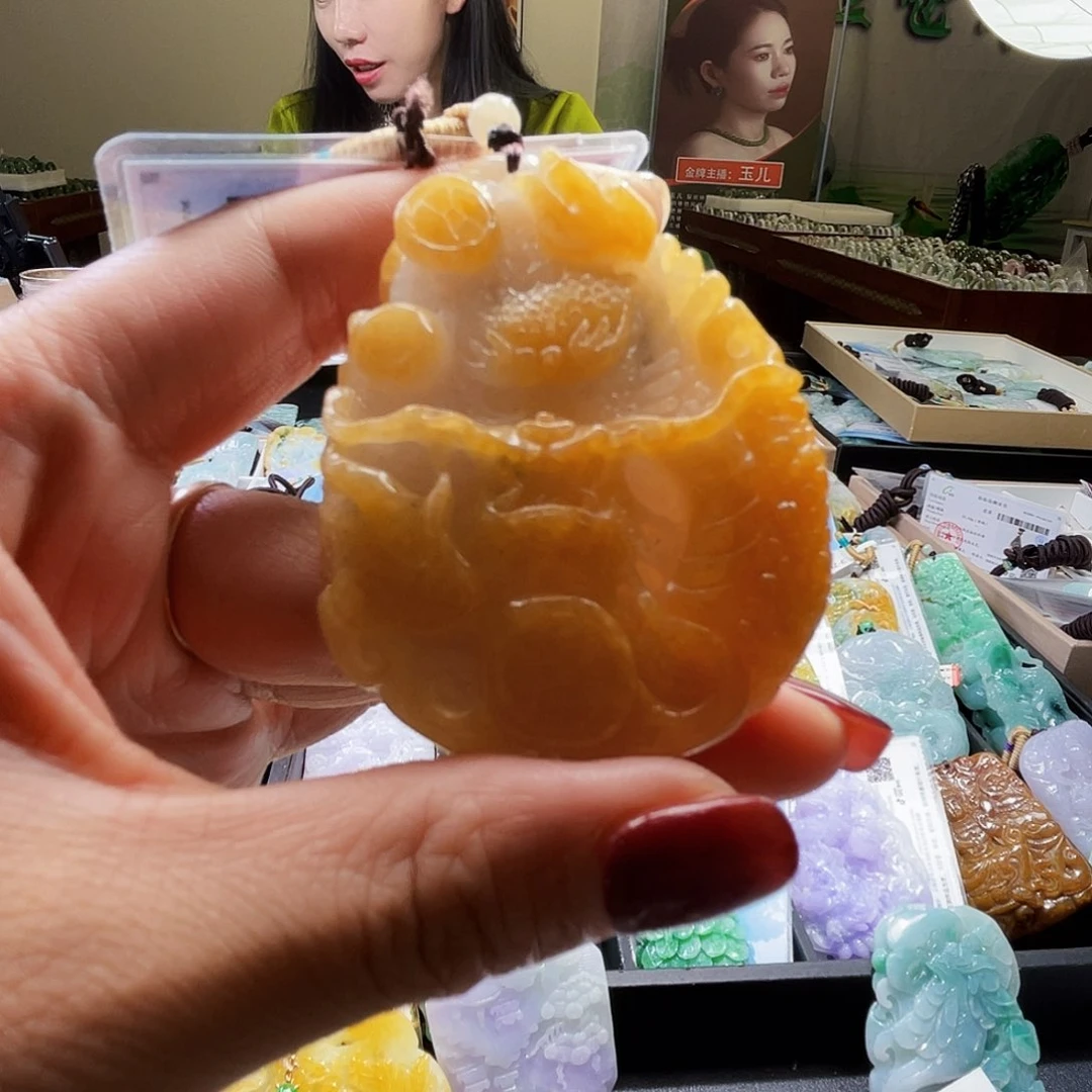 翡翠未镶嵌颈饰一个
