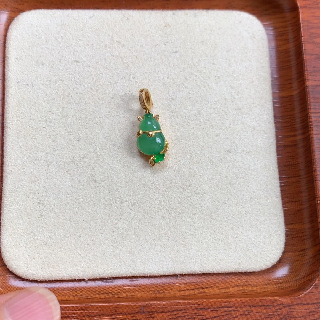 翡翠18K金镶嵌颈饰葫