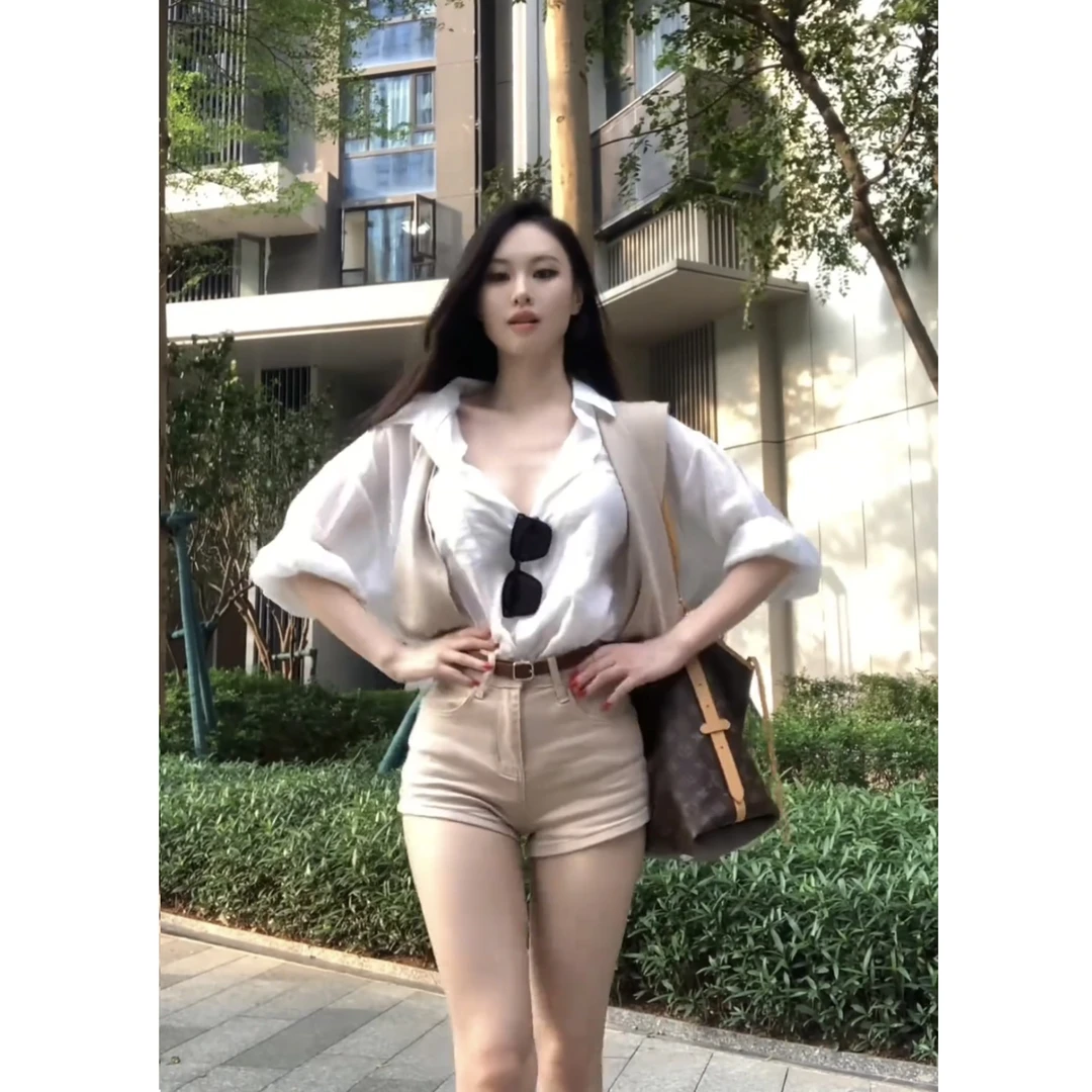 2025初春新款韩系松弛感白色衬衫披肩高腰显瘦短裤轻熟通勤三件套