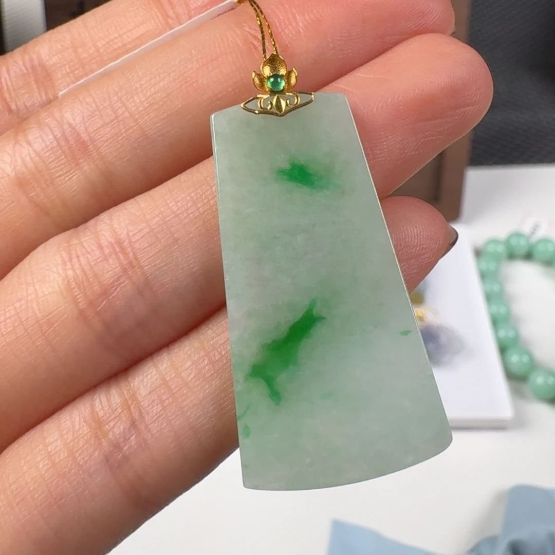 翡翠18K金镶嵌颈饰