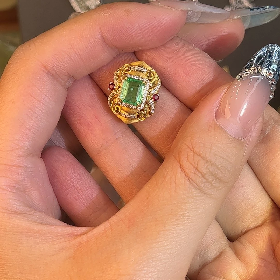 18K金镶嵌颈饰祖母绿