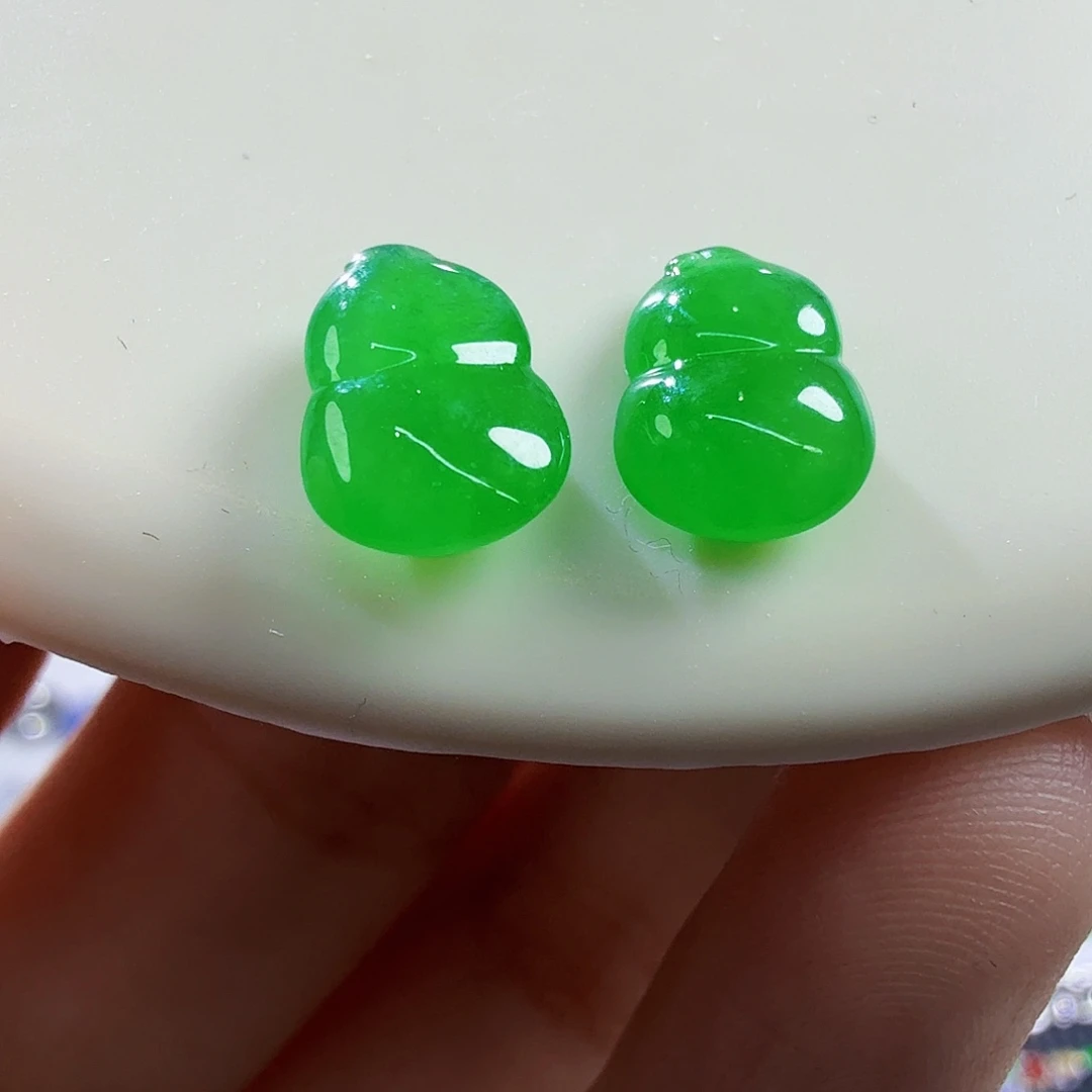 翡翠未镶嵌颈饰一对