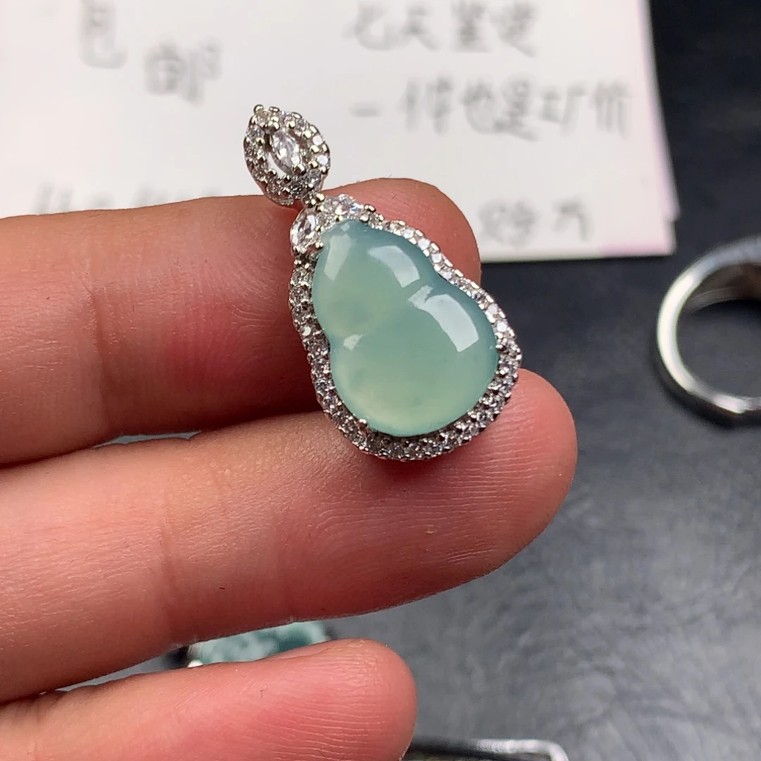 翡翠未镶嵌颈饰葫芦