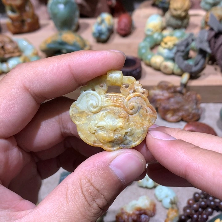 未镶嵌岫岩河磨玉（透闪石质玉）挂件