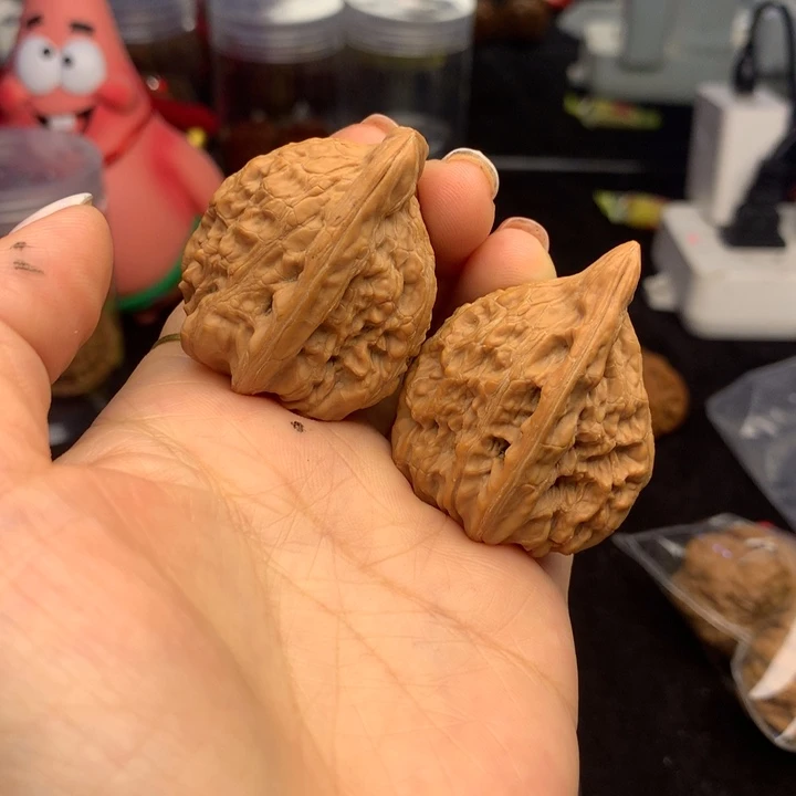 文玩核桃吊坠赤龙鸡心