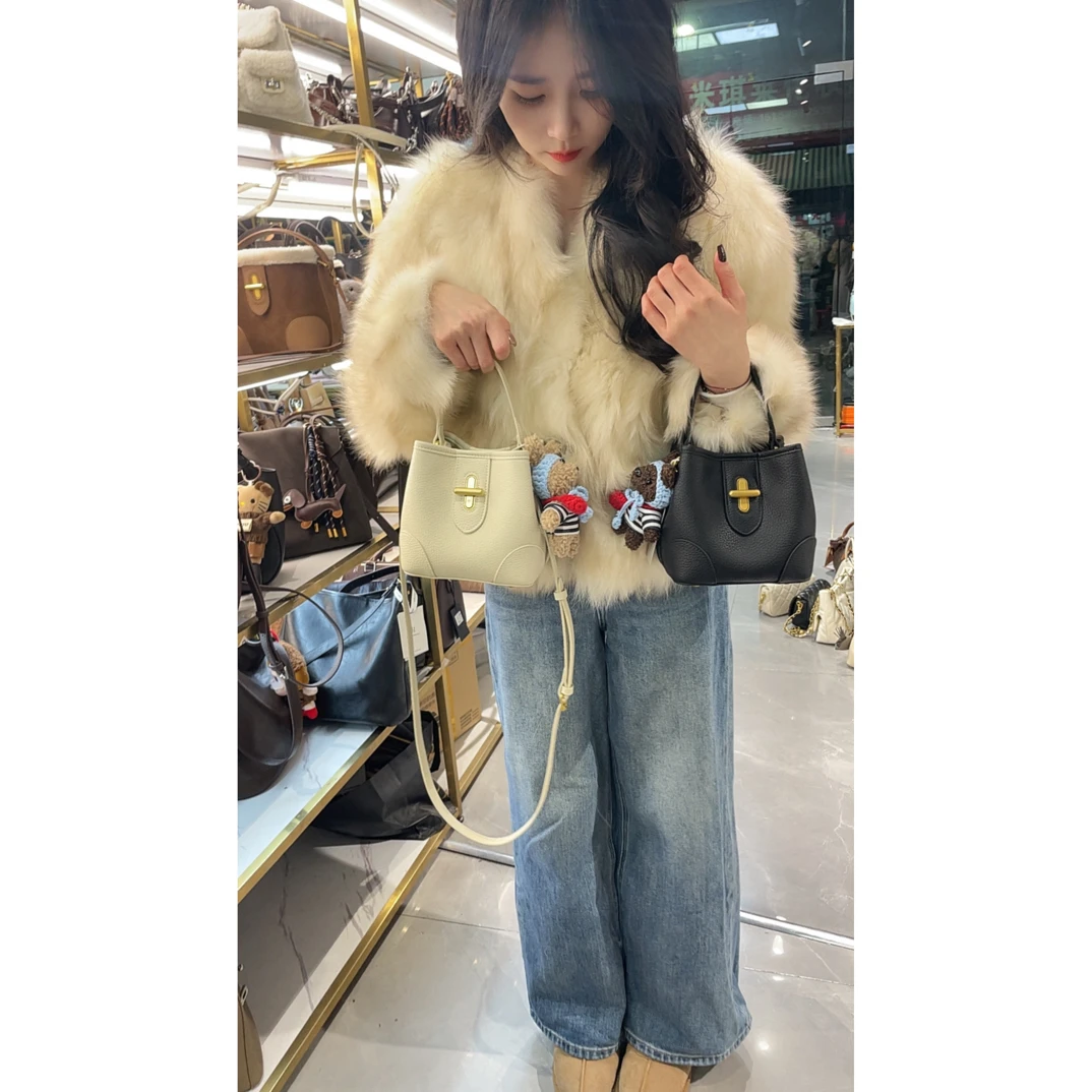 秋冬新款泡菜小众轻奢胶囊水桶斜挎女包