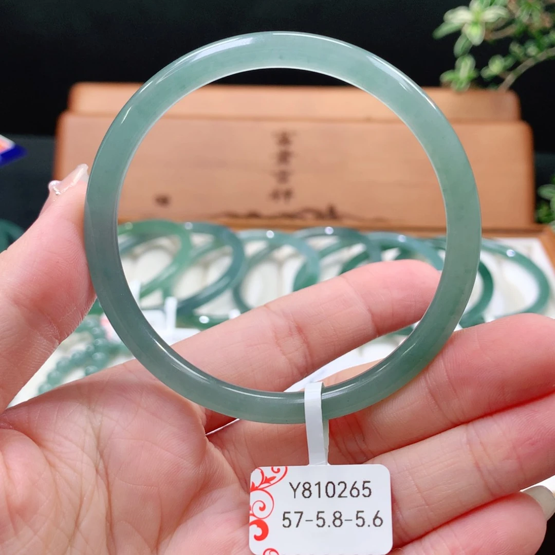 翡翠手镯未镶嵌天然