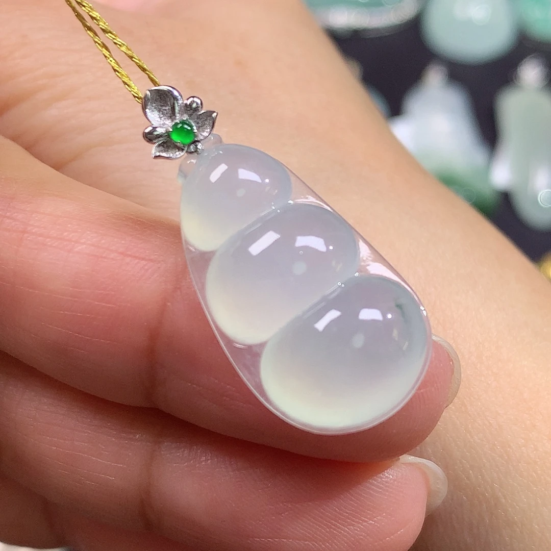 翡翠18K金镶嵌颈饰福豆