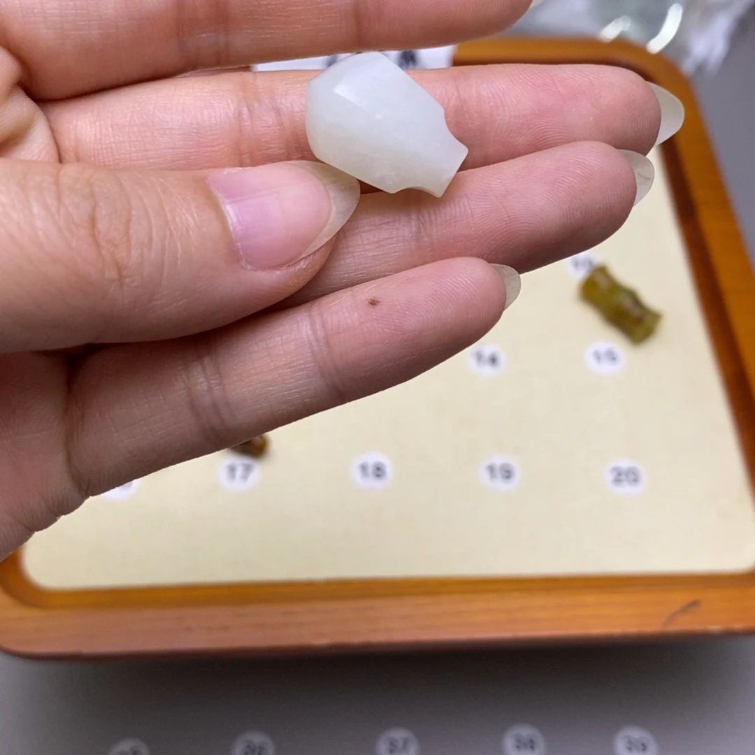 鳜***开蛇纹石玉未镶嵌配饰