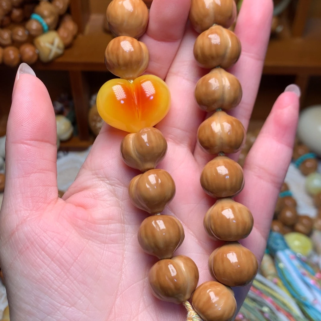 猴头核桃吊坠二代屁桃手持爱心