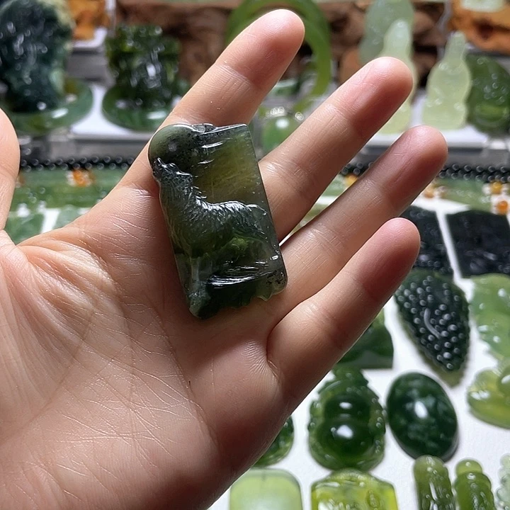 蛇纹石玉未镶嵌颈饰