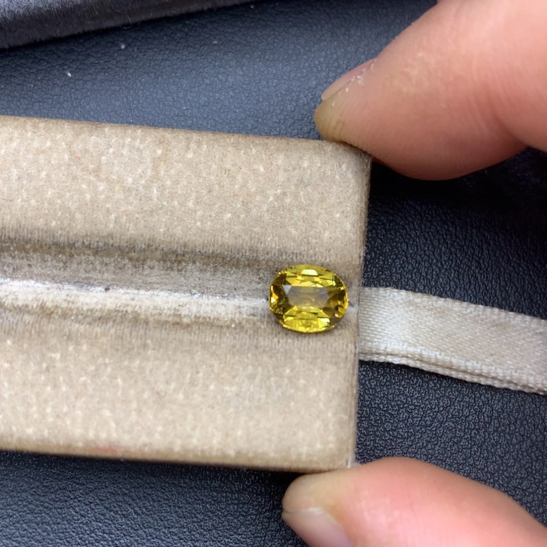 裸石金绿宝石2ct全净蜜糖色