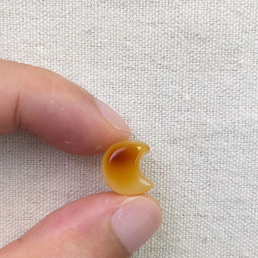 裸石琥珀未镶嵌月亮