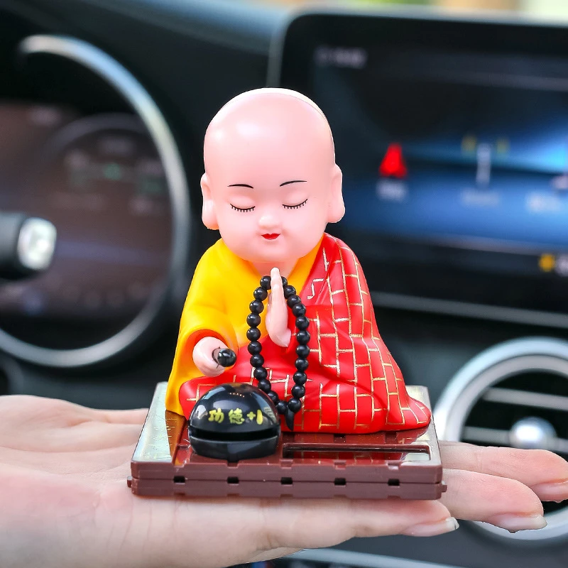汽车摆件袈裟和尚汽车摆件太阳能自动点头敲木鱼袈裟车内解压公仔